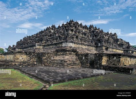 La Rebelión de la Isla de Java en el Siglo VIII: Una Danza Política Entre Poderes Divinos y Ambiciones Humanas